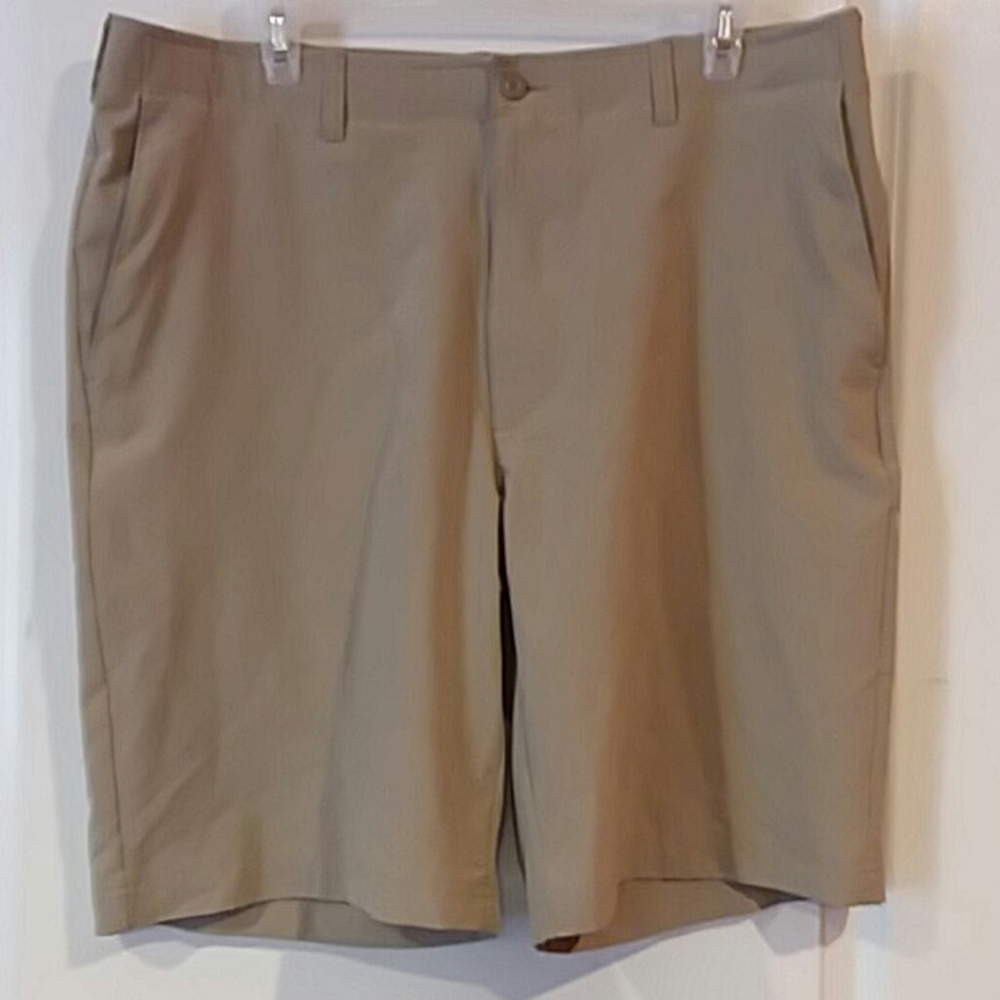 Men's size 36 khaki. Stretchy waistband.